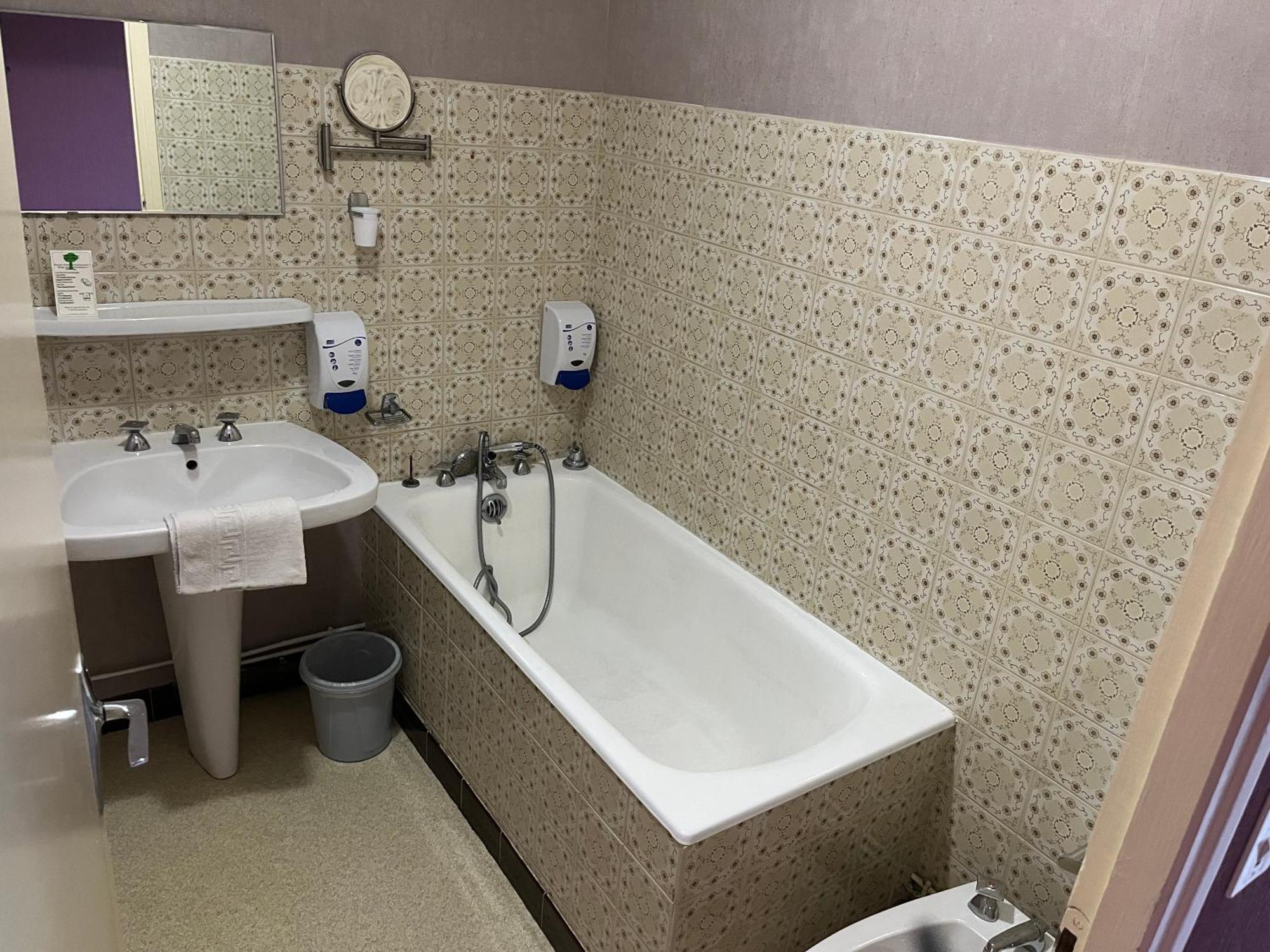 Hotel Le Lyon Vert Commentry Dış mekan fotoğraf