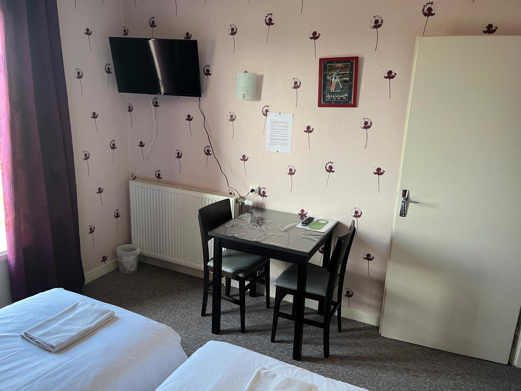 Hotel Le Lyon Vert Commentry Dış mekan fotoğraf