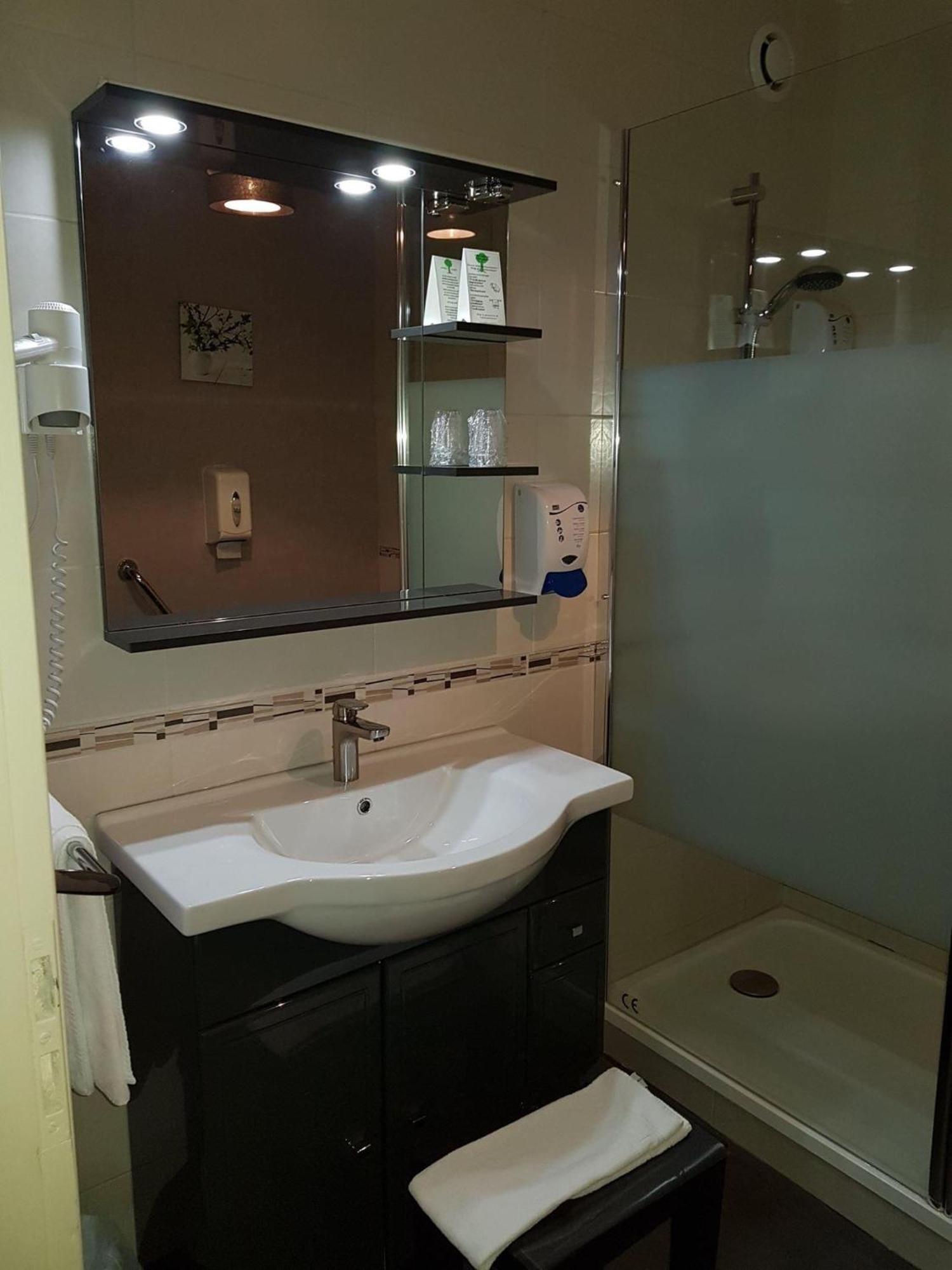 Hotel Le Lyon Vert Commentry Dış mekan fotoğraf