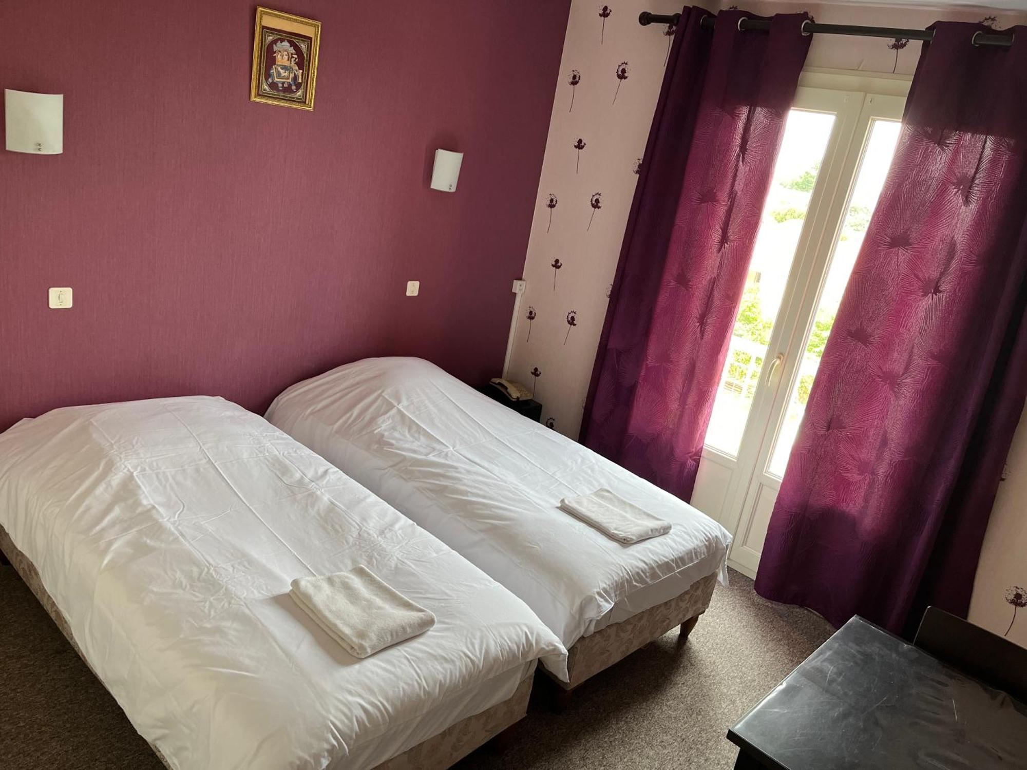 Hotel Le Lyon Vert Commentry Dış mekan fotoğraf