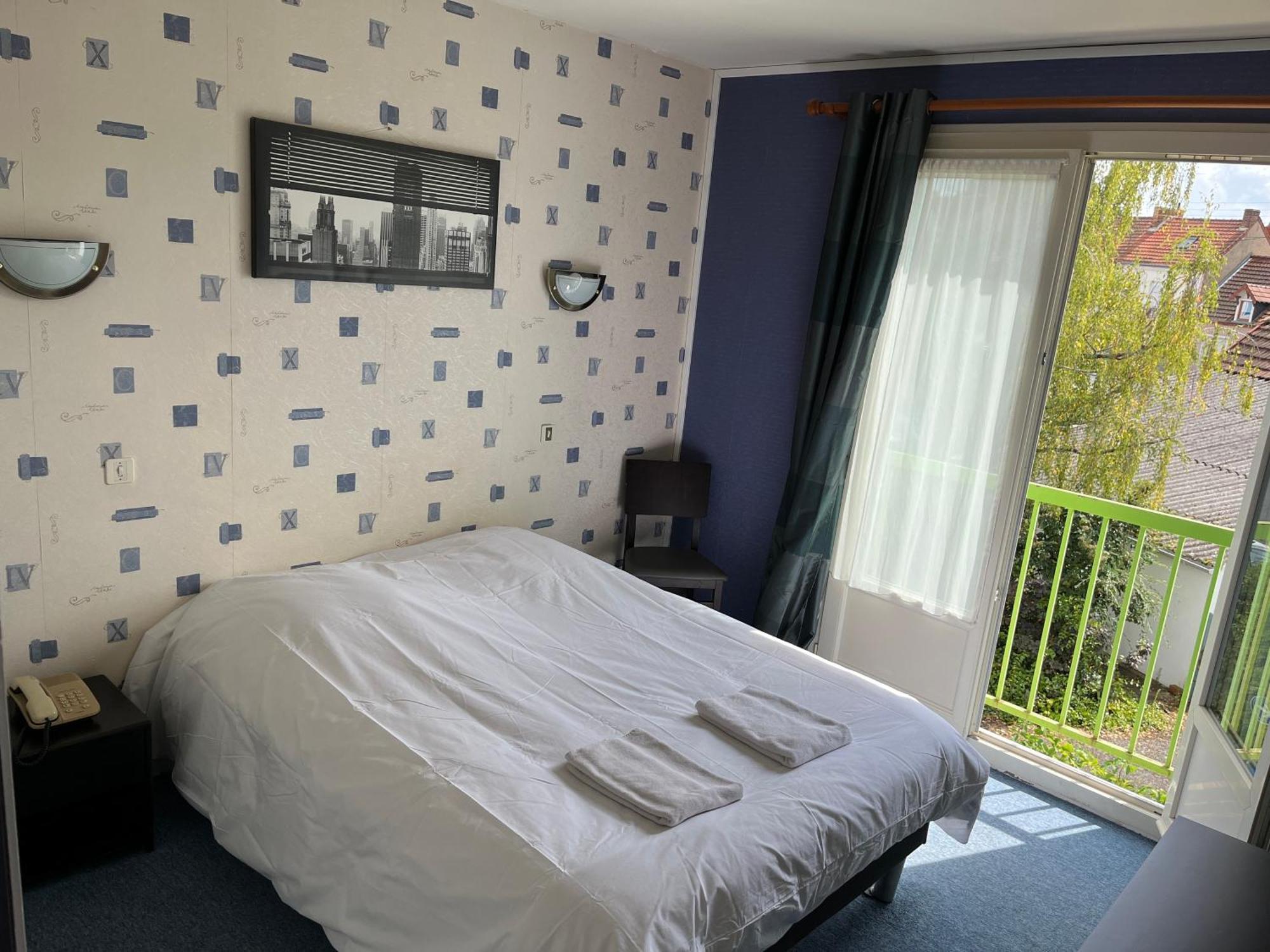 Hotel Le Lyon Vert Commentry Dış mekan fotoğraf