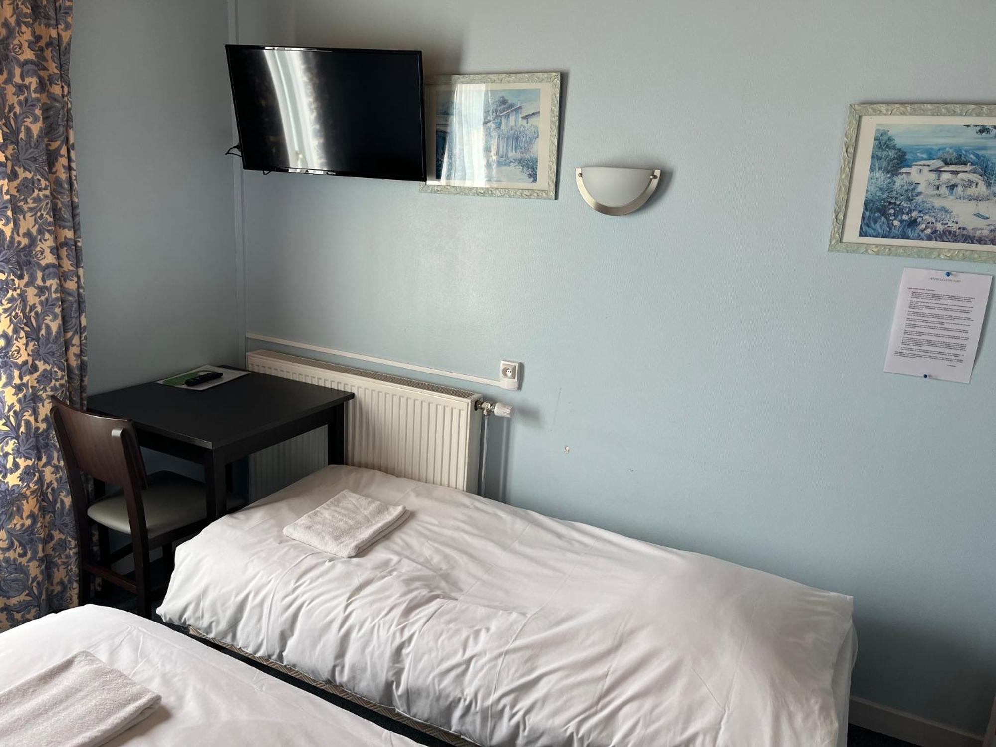 Hotel Le Lyon Vert Commentry Dış mekan fotoğraf