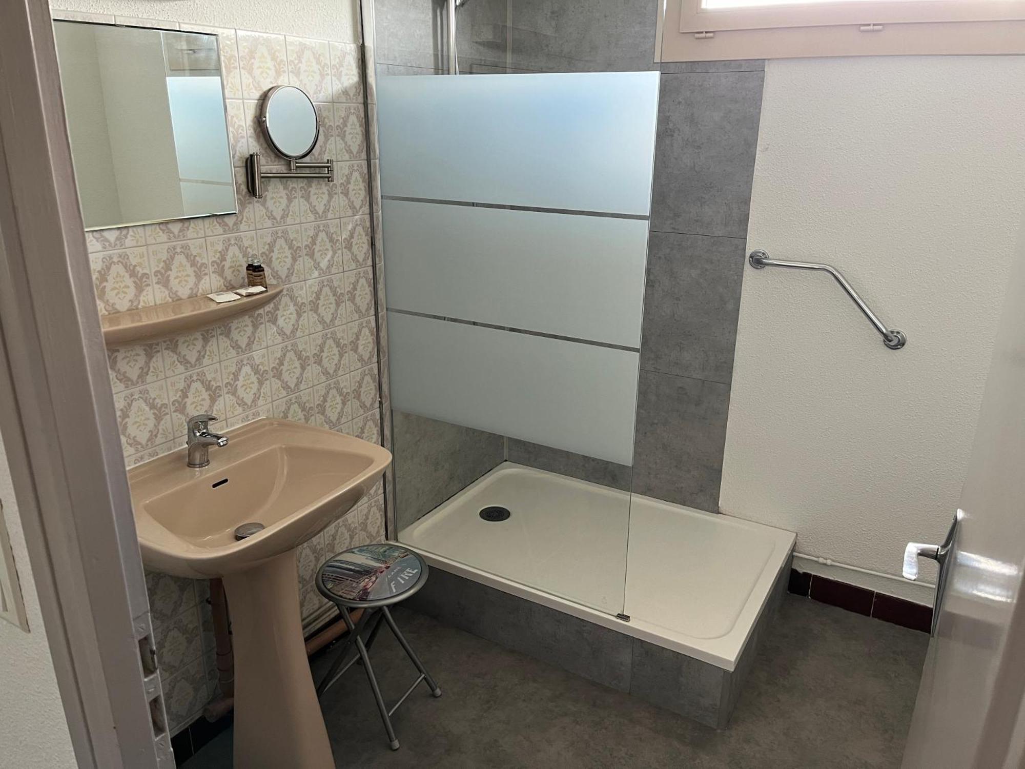 Hotel Le Lyon Vert Commentry Dış mekan fotoğraf