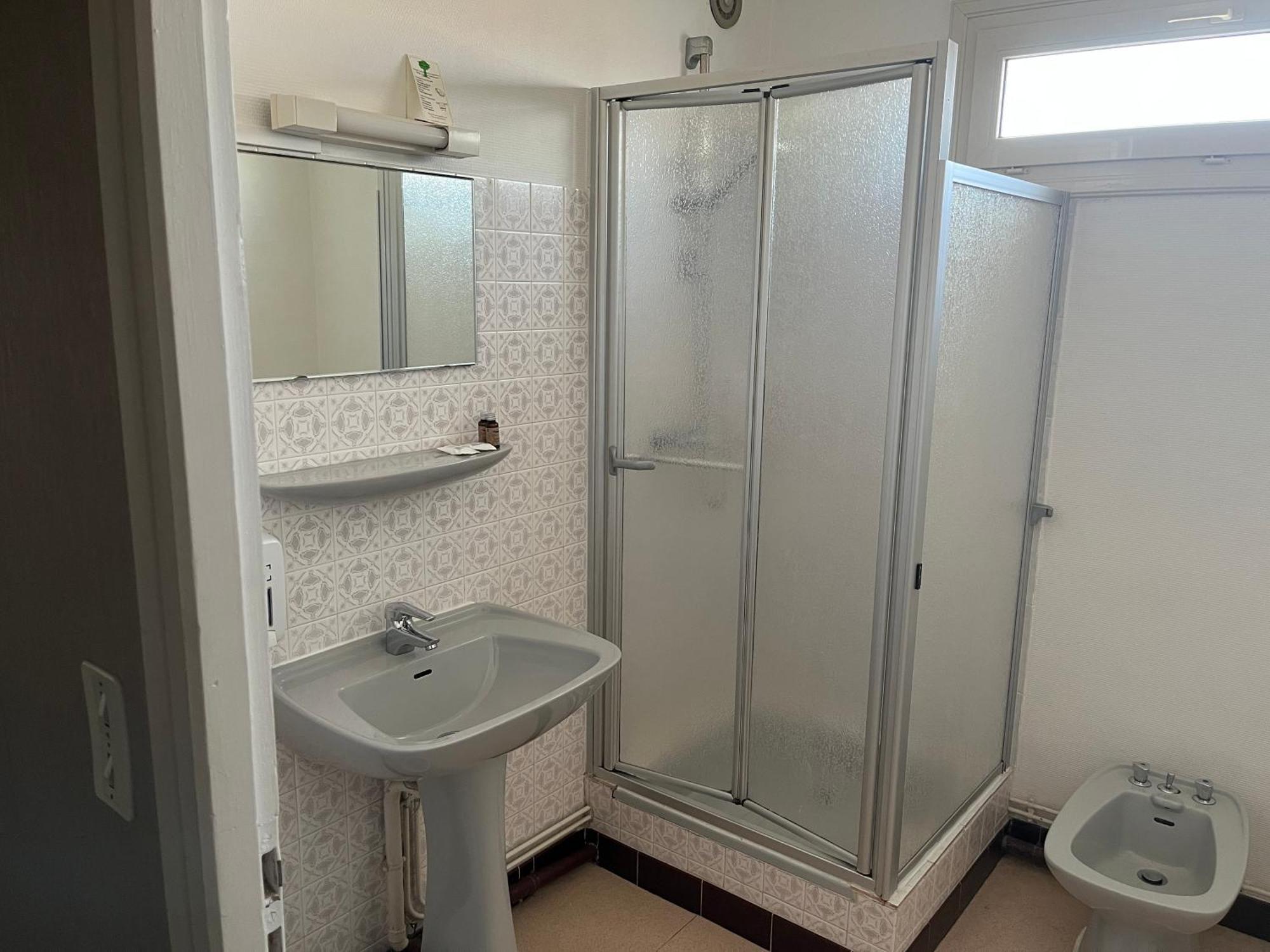 Hotel Le Lyon Vert Commentry Dış mekan fotoğraf
