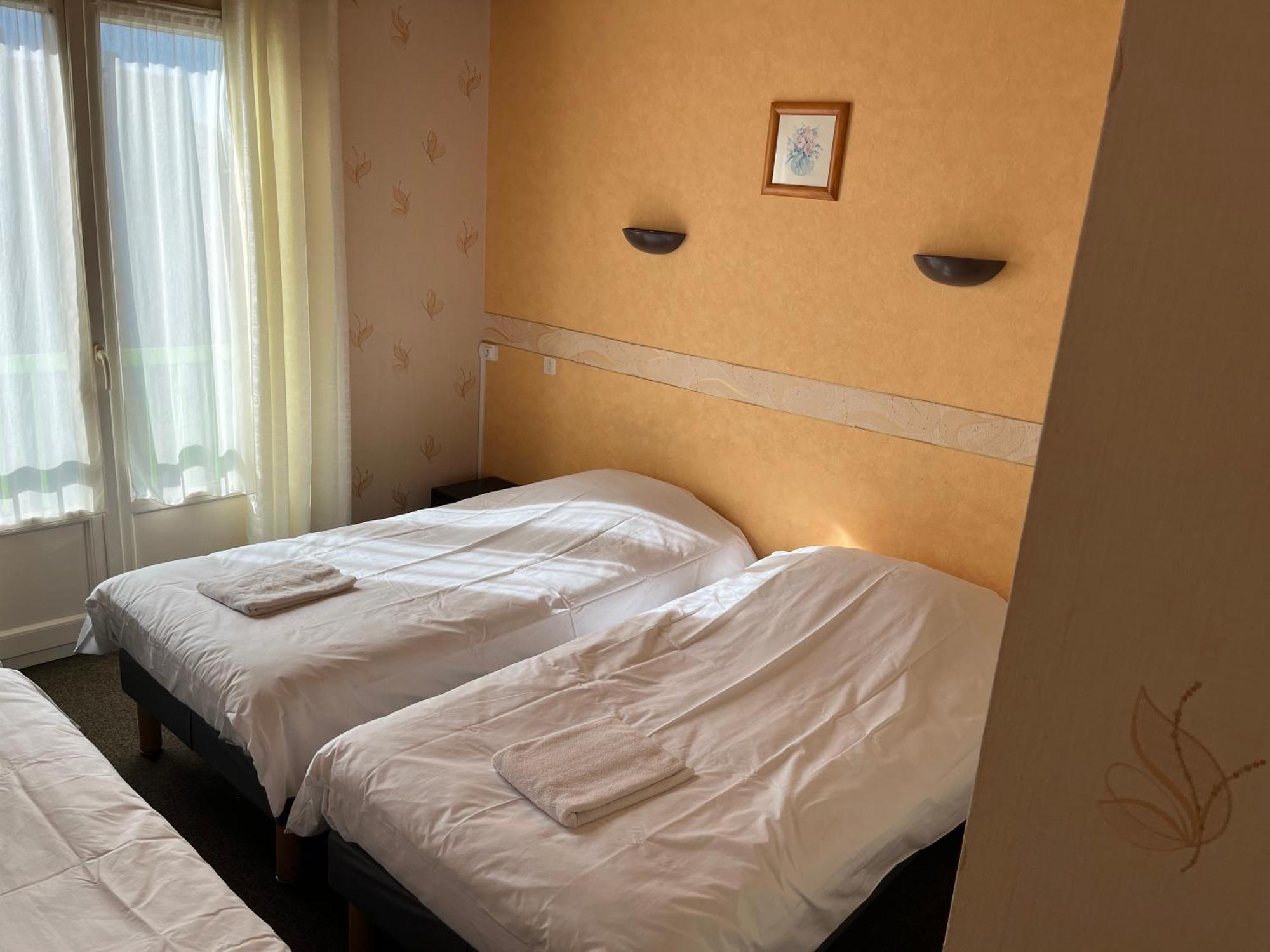 Hotel Le Lyon Vert Commentry Dış mekan fotoğraf