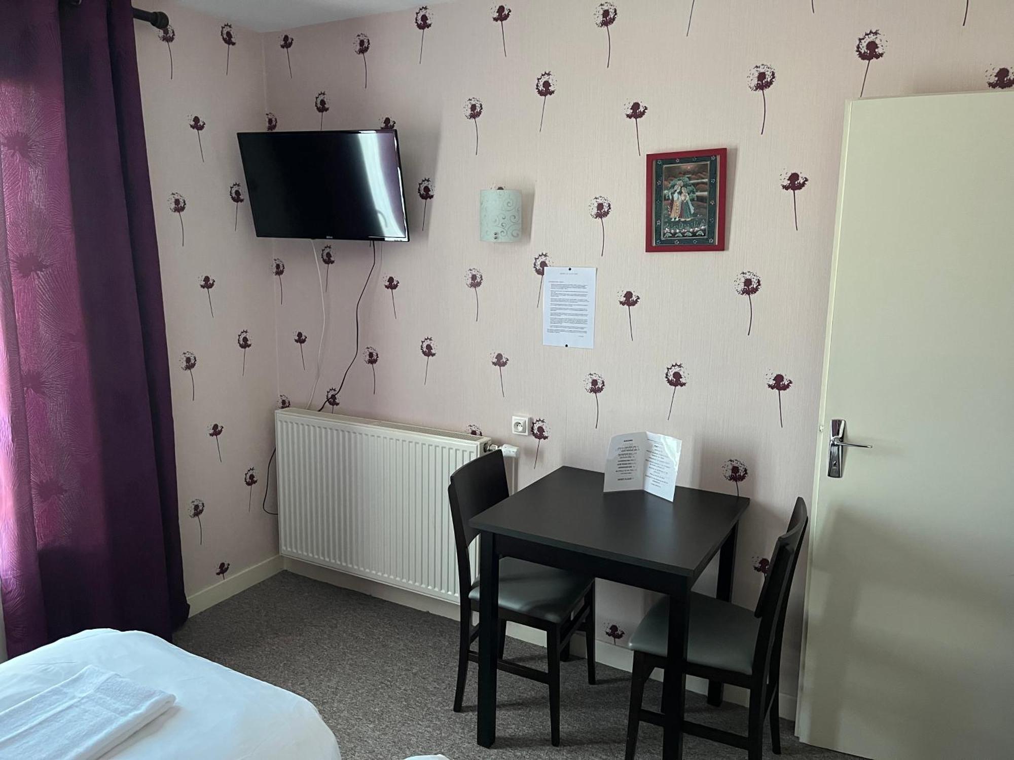 Hotel Le Lyon Vert Commentry Dış mekan fotoğraf