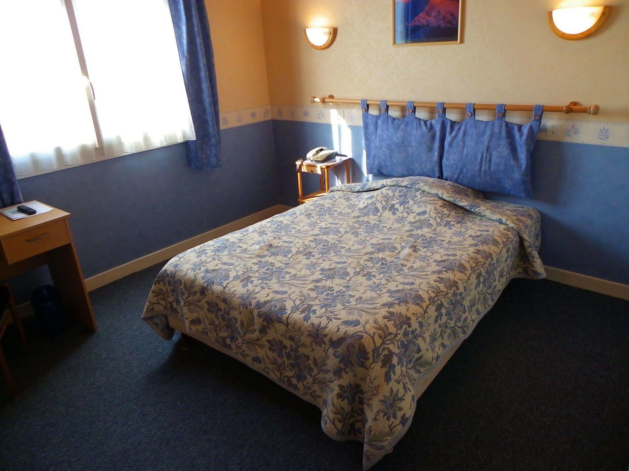 Hotel Le Lyon Vert Commentry Dış mekan fotoğraf